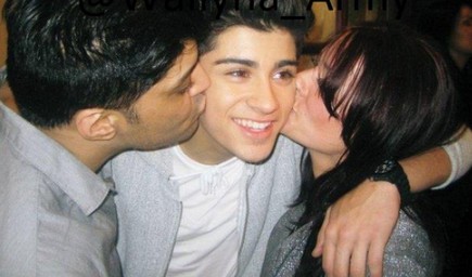 Zayn Malik with his parents in his teen. 